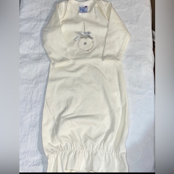 The Bailey Boys NB baby gown beautiful cream with silver ornament beautiful - Picture 2 of 7